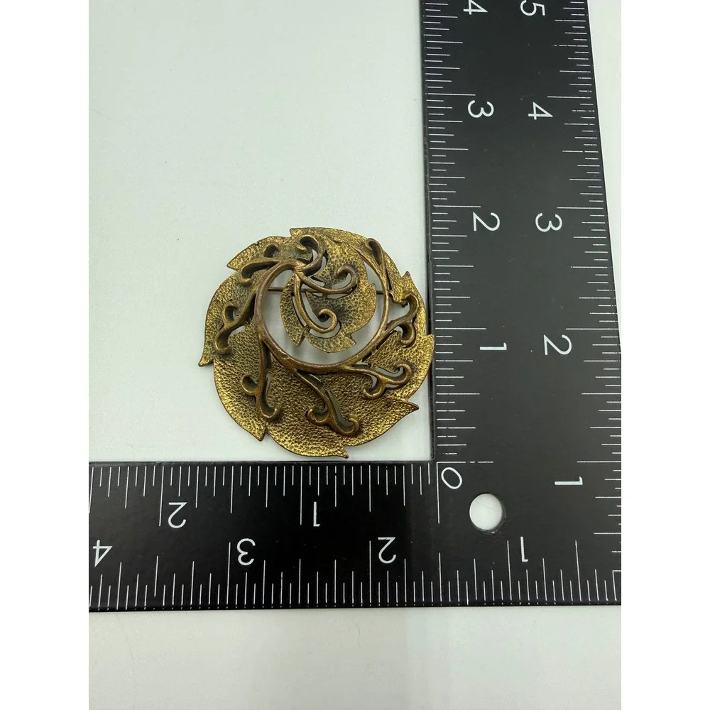 Vintage‎ Gold Tone Openwork Swirl Leaf Brooch Textured Botanical Circular Pin